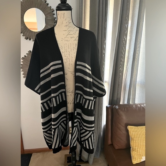 Fall and Winter Stylish Poncho Vest - Picture 3 of 12